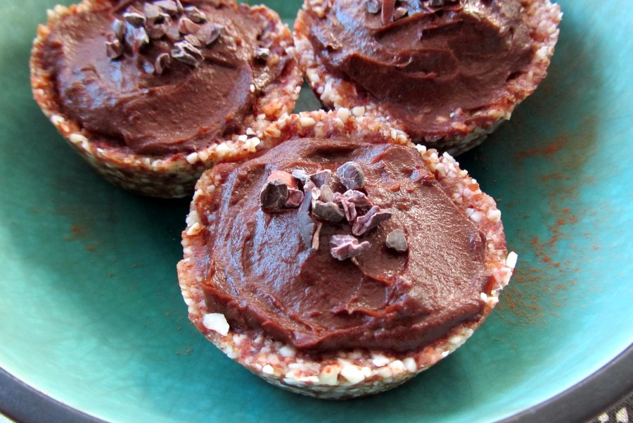Vegan Raw chocolate mousse tarts {VIDEO} | www.sweetpotatosoul.com