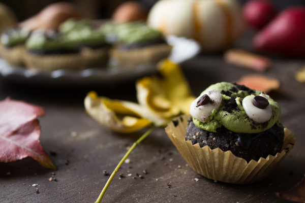 Halloween Raw Chocolate Matcha Cupcakes | sweetpotatosoul.com