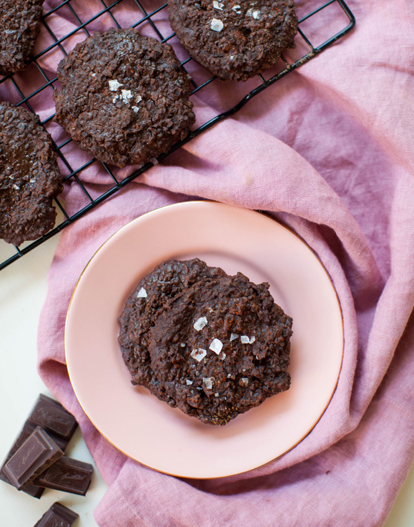 Dark Chocolate Black Bean Cookies | sweetpotatosoul.com