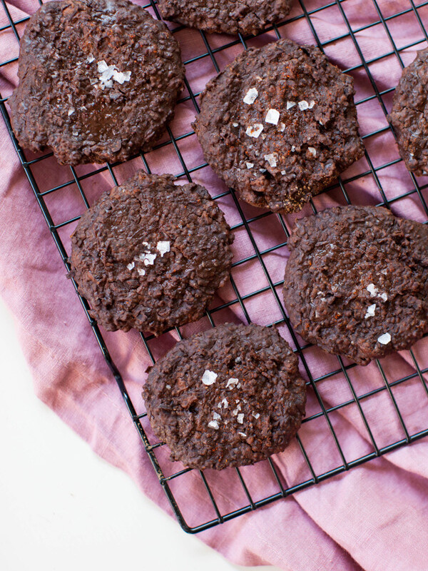 Dark Chocolate Black Bean Cookies | sweetpotatosoul.com