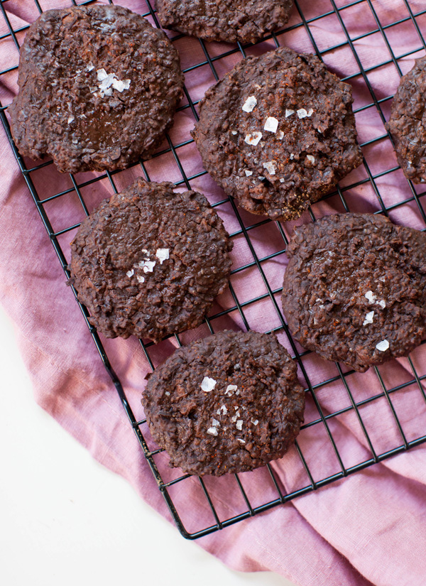 Dark Chocolate Black Bean Cookies | sweetpotatosoul.com