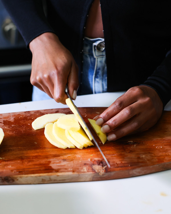 slicing apples for apple pie