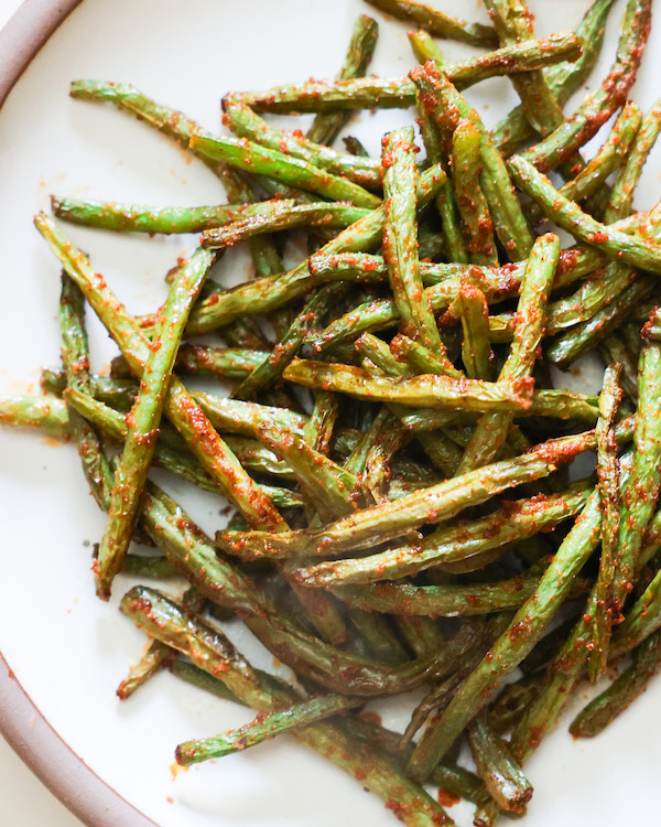 overhead air fryer green beans on serving plate