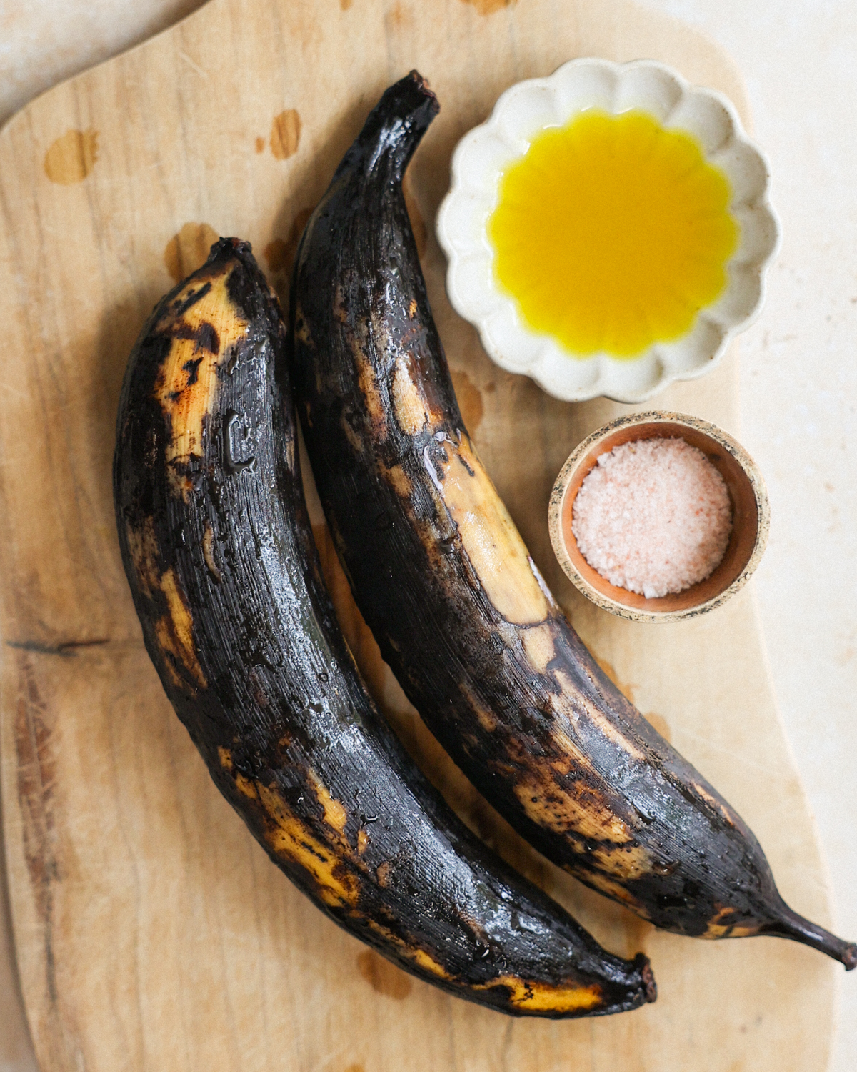 overhead of air fryer plantain ingredients