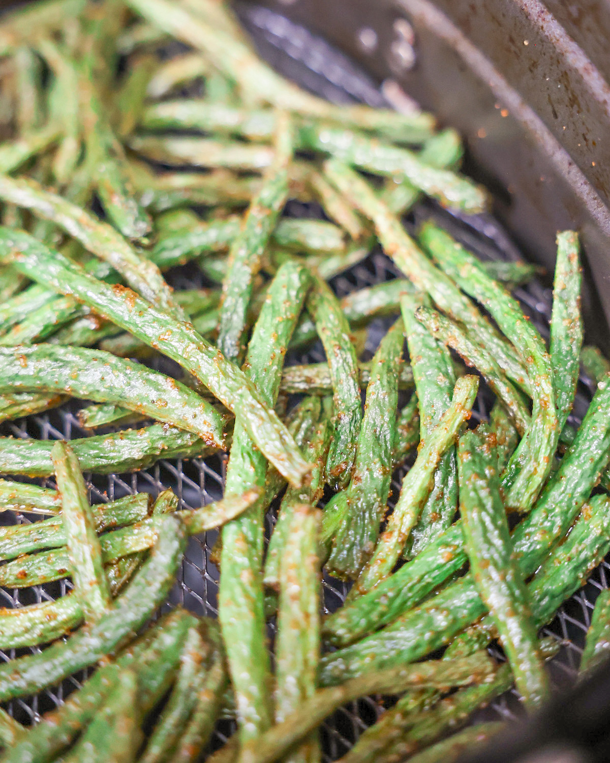 Air fried green beans in the basket.