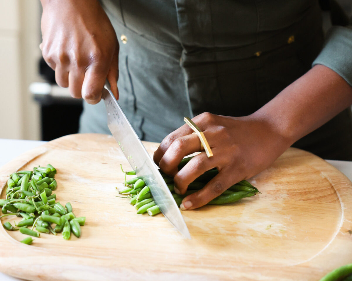 Jenne trimming fresh green beans.