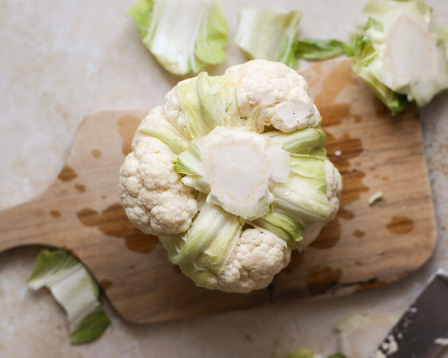 Cauliflower on a cutting board.